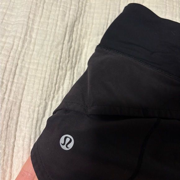 Lululemon Women's Black 2.5” Speed Up Shorts - Picture 4 of 7